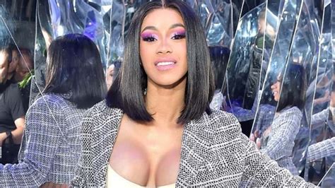 Cardi B Gets Abused By Paparazzi At Sydney Airport “no Wonder Your