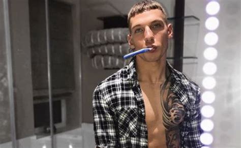 Brandon Myers Sends Fans Into A Meltdown With Bathroom Bulge Snap Attitude