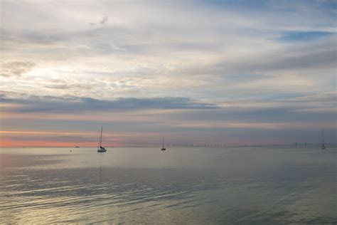 Hintergrundbilder Sonnenlicht Boot Sonnenuntergang Meer Bucht