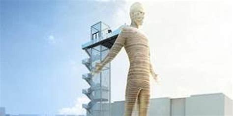 The Giant Live Moving Statue To Welcome Guests In Barcelona
