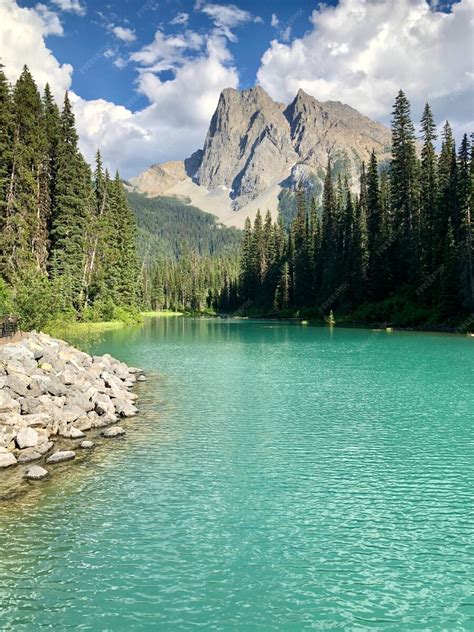 Belas Paisagens Do Lago Esmeralda No Parque Nacional Yoho Colúmbia