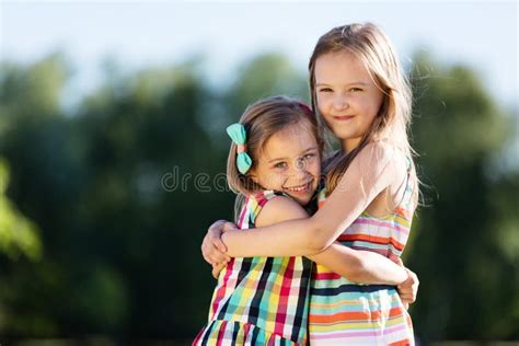 Niñez Familia Amistad Y Concepto De La Gente Dos Hermanas Felices