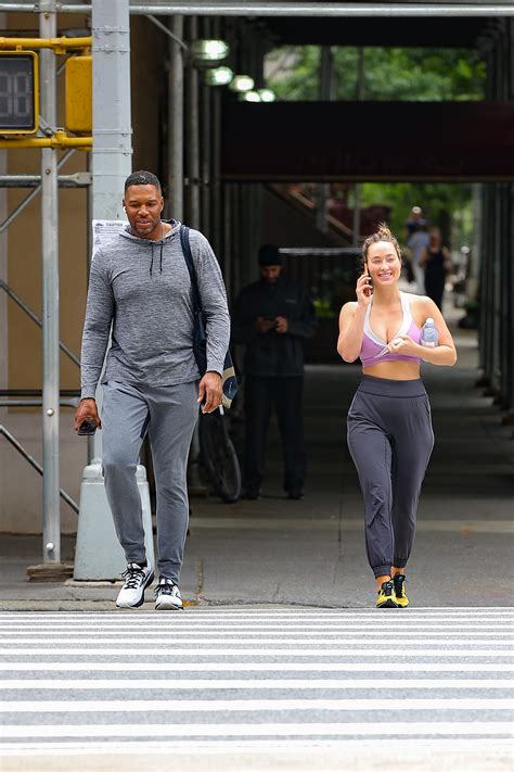 GMA Host Michael Strahan S Girlfriend Kayla Quick Flaunts Her Curves In