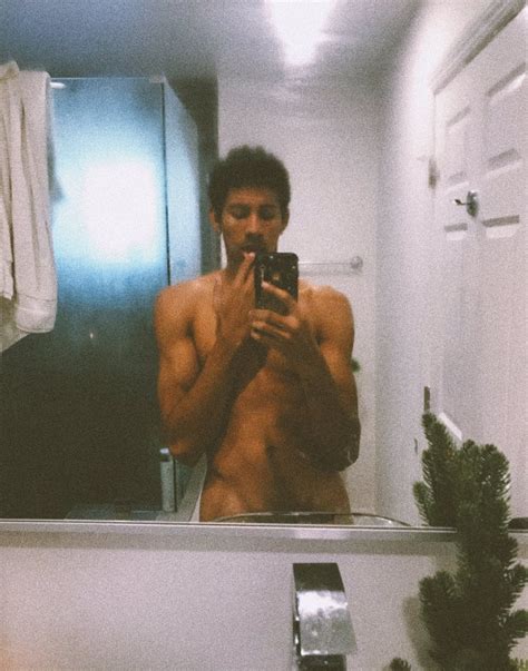 Keiynan Lonsdale S Nude Bathroom Selfies Are The January Pick Me Up We