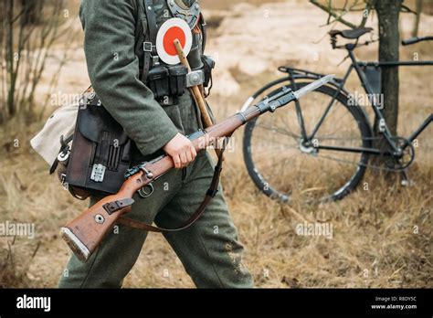 Re Enactor Gekleidet Als Zweiter Weltkrieg Deutscher Soldat Feldgendarm Gendarm Holding Gewehr