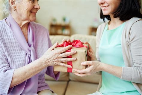 Why make handmade gifts for mom. GeriatricNursing.org | 40 Best Gift Ideas for Seniors: The ...