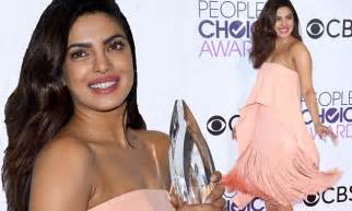 Peoples Choice Awards Priyanka Chopra Wears Flirty Dress Daily Mail Online
