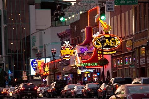 Vælg mellem et stort udvalg af lignende scener. Nashville - Hometown Tourist