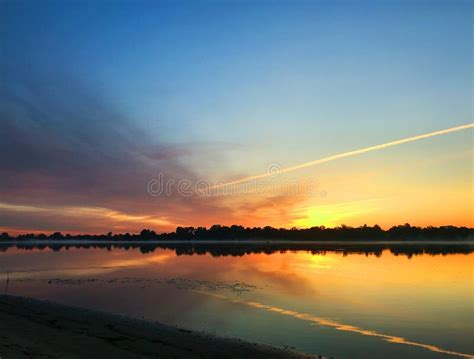 Sonnenaufgang Auf Dem Fluss Im Sommer Stockbild Bild Von Drastisch