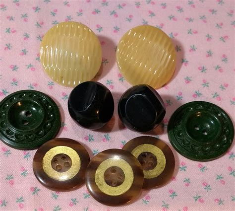 9 Assorted Vintage Plastic Buttons By Bygonebuttonboutique On Etsy
