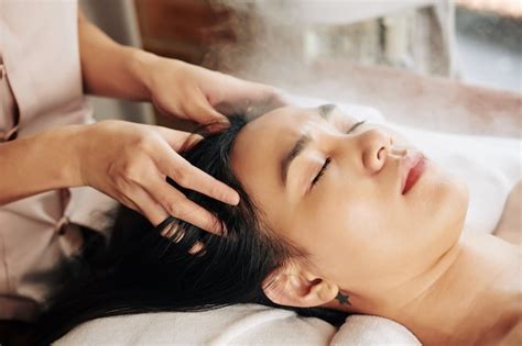 Premium Photo Relaxing Head Massage