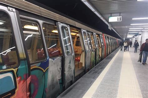 Inaugurare La Metrou Staţii Noi Trenuri Vechi De 35 De Ani