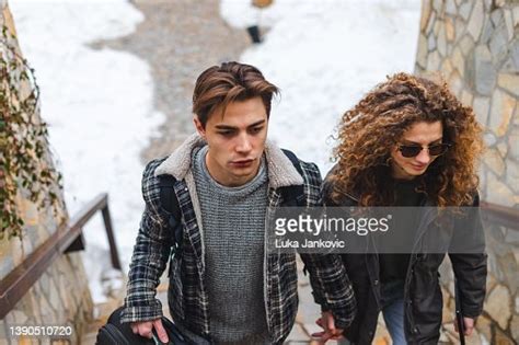 Beau Jeune Couple Montant Les Escaliers En Portant Leur Valise Après