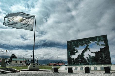 Banderas De Monumentos De Malvinas De Ushuaia Y Río Grande Estarán A