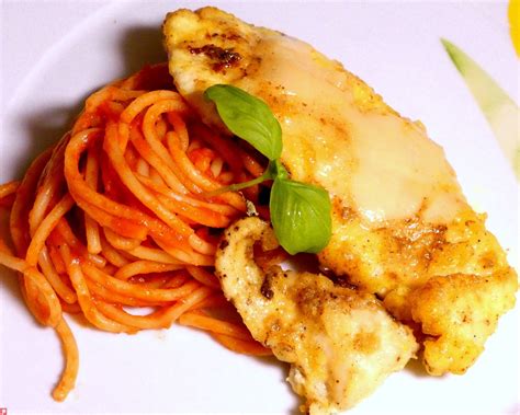 8,90 € cordon bleu spezial (vom schwein) gefüllt mit salami, camenbert, dazu pommes: Piccata milanese vom Huhn auf Paradeisspaghetti - euromeal.com