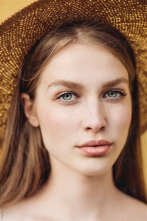 Young Beautiful Woman With Freckles And Blue Eyes Del Colaborador De