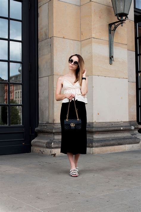 Culotte kombinieren: Schwarzer Hosenrock mit Peplum Top und Perlensandalen