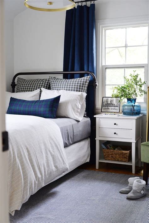 Many great ways of beautifying bedrooms whether it is you or the guest, that decorated ceiling will pull everybody's attention. 37 Unique Small Guest Bedroom Designs Ideas To Make Them Like At Own Home | Small guest bedroom ...