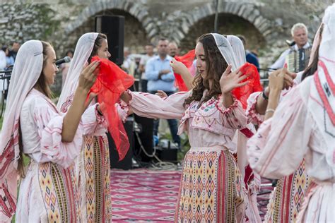 Albanija Berat Albania People Wearing National Costume Dancing In