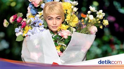 Gigi Hadid Berubah Jadi Buket Bunga Raksasa Di Show Moschino Milan