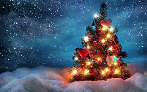 Download Kerst Wallpaper Met Een Brandende Kerstboom En Sneeuw Hd By