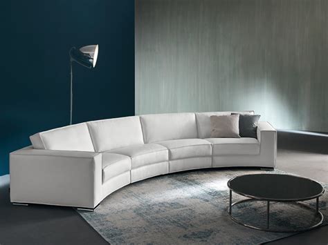 I divani rotondi sono il complemento d'arredo ideale per un arredamento dal tono moderno e minimale. VISION Divano rotondo by Divanidea