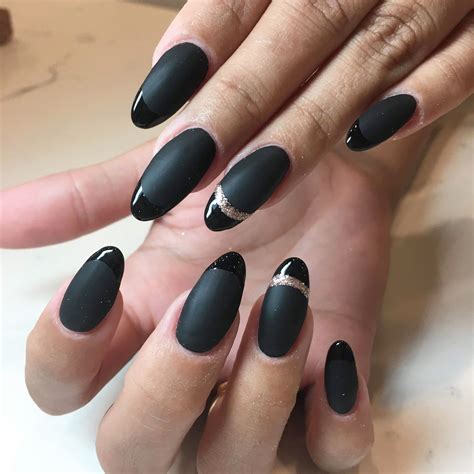 How Gorgeous Are These Black Matte Nails With Gloss Tops And Gold Features We Love This Nail