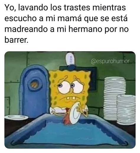 Yo lavando los trastes mientras escucho a mi mamá que se está madreando a mi hermano por no