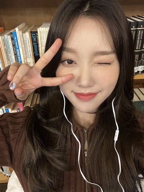 이달의 소녀looΠΔ On Twitter Gowon Loona Girl Brown Aesthetic