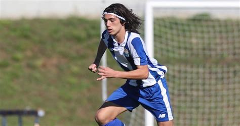 He is 18 years old from portugal and playing for reading in the england championship (2). Youth League: Arcuense Tomás Esteves estreou-se na Liga ...