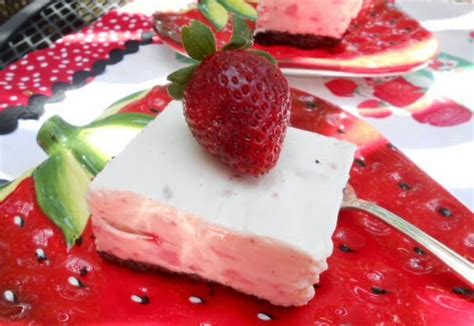 Melt the chocolate and water together, cool it over an ice bath, and whisk till you have mousse. Kitty's Kozy Kitchen: Frozen Strawberry-White Chocolate ...