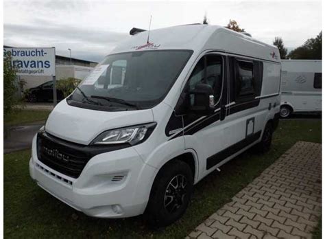 Malibu van 540 db har tverrrstilt dobbelseng bak, romslig bad og kjøkken og sittegruppe for fire fremme. Malibu Van 540 DB als CamperVan in Leutkirch bei caraworld.de