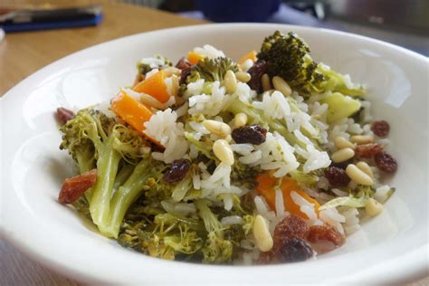 La risposta è si, basta solo prendere qualche piccolo accorgimento e il risultato finale sarà tanto buono quanto un carnaroli o un arborio. Ricetta Riso Basmati con Broccoli e Uva Passa - Fairtrade
