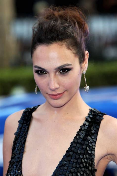 Wonder Woman Gal Gadot Laughs Off Claims Her Boobs Are Too Small Metro News