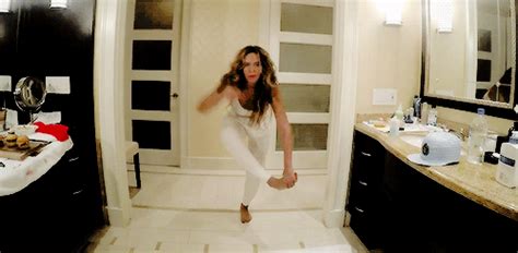 Beyoncé Has Super Silly Pants Less Hotel Party In Surprise 711 Video