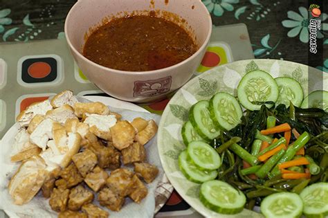 Pada umumnya, pecel seringkali disajikan sebagai menu sarapan untuk masyarakat jawa timur, jawa tengah dan yogyakarta. Pecal | Sawanila.com