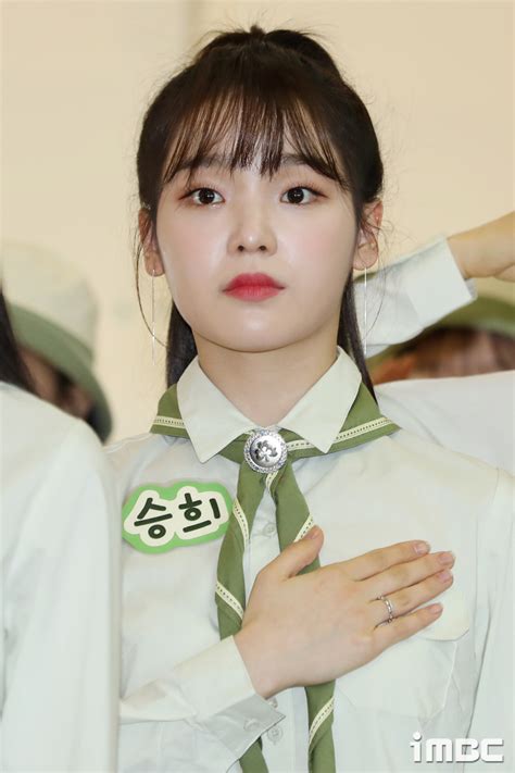 승희는 1996년 1월 25일 강원도 춘천시에서 태어났다. 포토 승희, 가슴에 손을 얹고 | MBC 연예