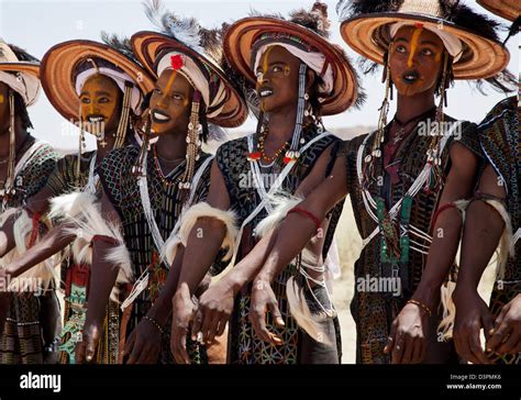 Wodaabe Men Dance At Gerewol Festival Near Ingal Nothern Niger Stock