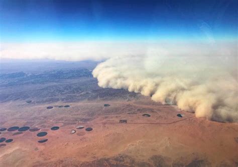 Ce phénomène naturel est à l'origine de retards dans les aéroports des emirats. Voici à quoi ressemble une tempête de sable vue du ciel ...