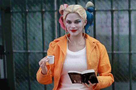 Thanks To Hot Toys Now You Can Hang Out With Harley Quinn