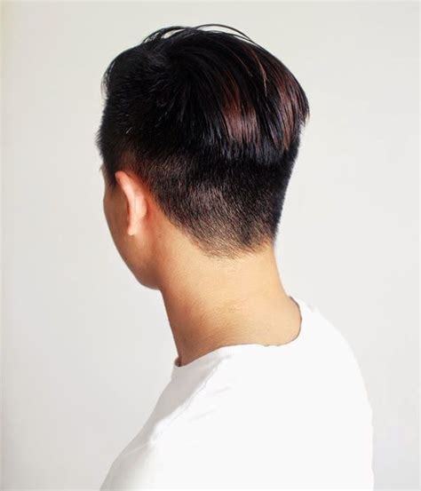 Kepala akan terasa ringan karena bagian samping, bawah, dan belakang kepala dipangkas atau ditipiskan, meninggalkan rambut di bagian atas. 40+ Model Rambut Cowok Dari Belakang