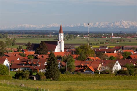 Tussenhausen liegt etwa 35 km östlich von memmingen und gehört somit zu mittelschwaben. Tussenhausen