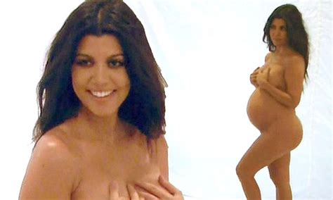 Kourtney Kardashian Poses Nude On Keeping Up With The Kardashians