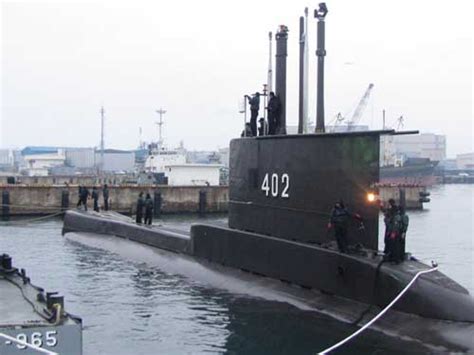 Kri nanggala (402) merupakan kapal selam kedua dalam jenis kapal selam kelas cakra dan dibawah kendali satuan kapal selam komando armada ri kawasan timur. Awak Kapal Selam KRI Nanggala 402 Uji Free Escape dengan ...