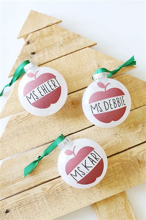 Make Your Tree Shine With These Diy Christmas Ornaments Made Using The