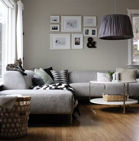 Grå sofa farge på vegg – Sminkebord med speil og lys