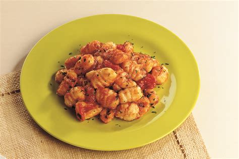 Usually when i take the takeaway pizza i order the marinara, i love the sauce with garlic so i wanted to try to cook it. Ricetta Gnocchi alla marinara - La Cucina Italiana