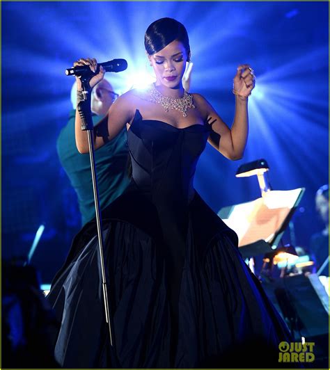 Rihanna Divina In Concerto Con Lorchestra Al Diamond Ball Video