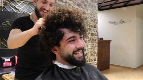 Erkek kıvırcık saç kesim modelleri dalgaların iriliğine göre ve yüz tipine göre farklılıklar göstermektedir. Kıvırcık Erkek Saç Modelleri