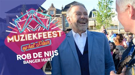 Er is geen sterker hart, geen sterker hart dan dat van mij wanneer jij 'low' bent, ben ik 'high' genoeg voor allebei wat wil je dan, ik ben jouw man en alles draait om mij ik kan 't aan, laat 't maar slaan, dat bange hart van mij. Rob de Nijs - Banger hart | Muziekfeest op het Plein 2013 ...